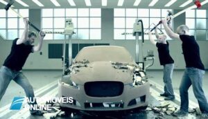 Espectacular! Jaguar XF de argila destruído à machada