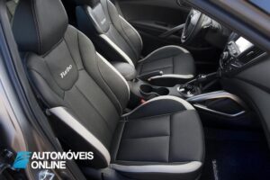 2013 Hyundai Veloster Turbo Driving view interior frente lado do passageiro