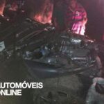 Acidente violento dois Nissan GT-R desfeitos embate arvore 2012