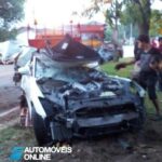 Acidente violento dois Nissan GT-R desfeitos mortes 2012