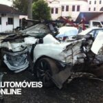 Acidente violento dois Nissan GT-R vista traseira mortes 2012