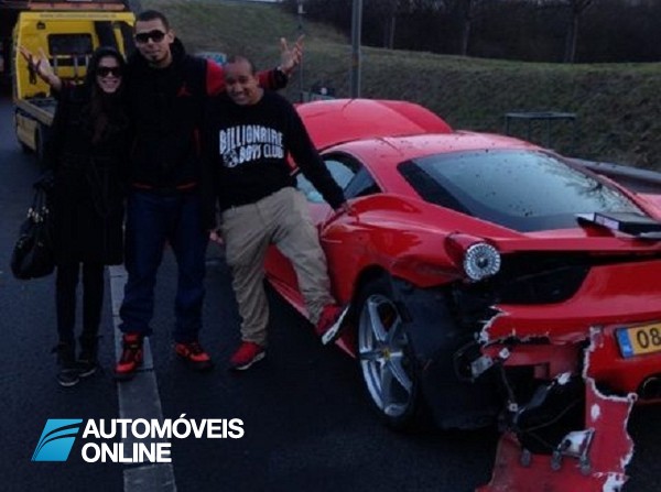 Chateado Quem é que fica chateado por destruir um Ferrari 458 Itália