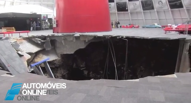 Incrível! Vídeo mostra carros de colecção serem engolidos por buraco gigante