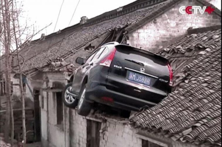Estacionou o carro literalmente no telhado de uma casa