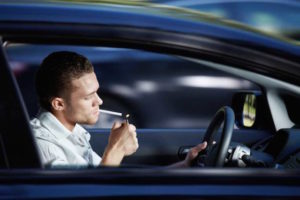 Fumar enquanto conduz é ou não proibido?