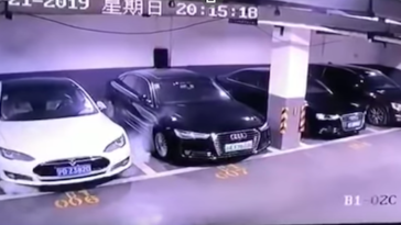 Carro Tesla explode no interior de um parque de estacionamento