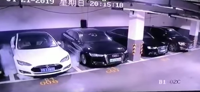 Carro Tesla explode no interior de um parque de estacionamento