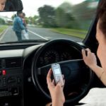 Fala ao telemóvel enquanto conduz? As multas são a dobrar.