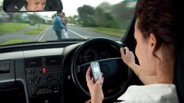 Fala ao telemóvel enquanto conduz? As multas são a dobrar.